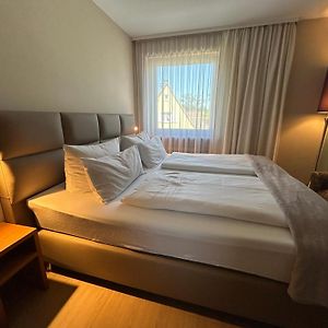 Zimmer mit Kingsize-Bett