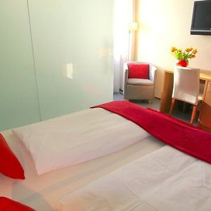 Zimmer mit Kingsize-Bett